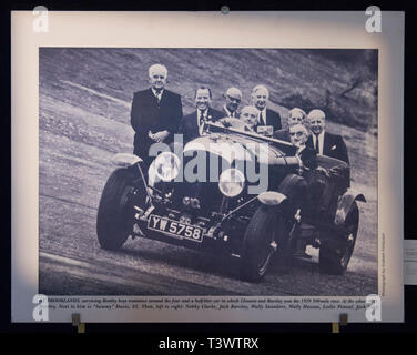 Londres, Royaume-Uni. 11 avril, 2019. Plus de 25 Pre-War Bentleys sur l'affichage à l'Bonhams New Bond Street pour l'aperçu de "l'âge d'activité' Exposition célébrant les 100 ans du racing Bentley. L'exposition s'ouvre le 12 avril pour une journée seulement et comprend des artefacts et Bentley imprimés éphémères. Image : Photo de WO Bentley avec 'La Bentley Boys', Brooklands 1969. Ian Andrews Collection. Credit : Malcolm Park/Alamy Live News. Banque D'Images