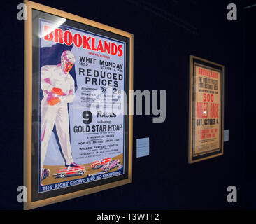 Londres, Royaume-Uni. 11 avril, 2019. Plus de 25 Pre-War Bentleys sur l'affichage à l'Bonhams New Bond Street pour l'aperçu de "l'âge d'activité' Exposition célébrant les 100 ans du racing Bentley. L'exposition s'ouvre le 12 avril pour une journée seulement et comprend des artefacts et Bentley imprimés éphémères. 1932 : l'image de l'Affiche originale Brooklands. Ian Andrews Collection. Credit : Malcolm Park/Alamy Live News. Banque D'Images