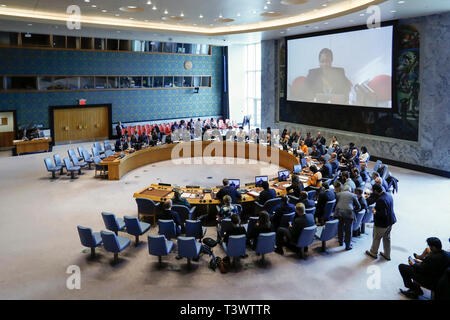 New York, USA. 11 avril, 2019. Organisation des Nations Unies. Apr 11, 2019. Photo prise le 11 avril 2019 montre un Conseil de sécurité des Nations unies débat public sur les femmes dans le maintien de la paix au siège des Nations Unies à New York. Le Secrétaire Général des Nations Unies, Antonio Guterres, le jeudi a appelé à davantage de femmes dans les missions de maintien de la paix, en disant qu'ils font les mandats plus efficace. Source : Xinhua/Alamy Live News Banque D'Images