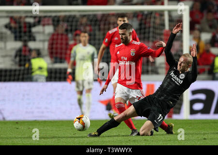 Lisbonne, Portugal. Apr 11, 2019. Le milieu de terrain portugais du Benfica Rafa Silva rivalise avec le milieu de terrain de l'Eintracht Francfort Sebastian Rode au cours de l'UEFA Europa League 1ère manche quarts football match SL Benfica vs Eintracht Frankfurt au stade de la Luz à Lisbonne, Portugal, le 11 avril 2019. Crédit : Pedro Fiuza/ZUMA/Alamy Fil Live News Banque D'Images