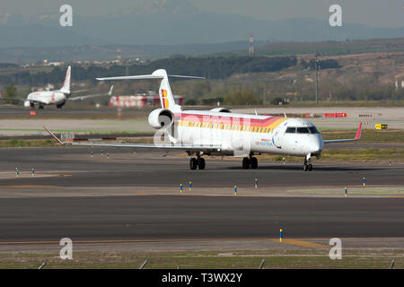 Madrid, Espagne. Apr 17, 2018. L'Iberia Regional (Air Nostrum) Bombardier CRJ-900ER vu se déplaçant lentement à l'aéroport Madrid Barajas. Crédit : Fabrizio Gandolfo/SOPA Images/ZUMA/Alamy Fil Live News Banque D'Images