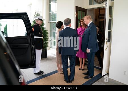 Washington, États-Unis d'Amérique. Apr 11, 2019. Le Président américain Donald Trump et la Première Dame Melania Trump dire au revoir à Président de la Corée du Sud, Moon Jae-in et de la Corée du Sud Première Dame Kim Jung-sook au portique de l'aile ouest de la Maison Blanche le 11 avril 2019 à Washington, DC Crédit : Planetpix/Alamy Live News Banque D'Images