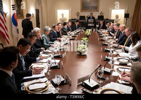 Washington, États-Unis d'Amérique. Apr 11, 2019. Le Président américain Donald Trump organise un déjeuner de travail avec le président sud-coréen Moon Jae-in, et de leur délégation dans la salle du Cabinet de la Maison Blanche le 11 avril 2019 à Washington, DC Crédit : Planetpix/Alamy Live News Banque D'Images