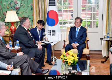 Washington, États-Unis d'Amérique. Apr 11, 2019. La secrétaire d'État des États-Unis, Mike Pompeo, gauche, tient une réunion bilatérale avec le président sud-coréen Moon Jae-in, gauche, au Département d'Etat, 11 avril 2019 à Washington, DC Crédit : Planetpix/Alamy Live News Banque D'Images