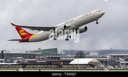 Richmond, Colombie-Britannique, Canada. 10 avr, 2019. Un Capital de Beijing Airlines Airbus A330-300 (B-8678) de large-corps jetliner prend son envol à partir de la pluie sur une piste de l'Aéroport International de Vancouver. L'Airlines est une filiale de Hainan Airlines, une partie de l'HNA Group of companies. Credit : Bayne Stanley/ZUMA/Alamy Fil Live News Banque D'Images