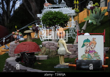 Hillsborough, CA, USA. Apr 11, 2019. Hillsborough, CA, États-Unis - bien que l'actuel est une collection variée la grande fête à thème les années 60, époque de la caricature du Flinstone. Credit : Eaux Neal/ZUMA/Alamy Fil Live News Banque D'Images