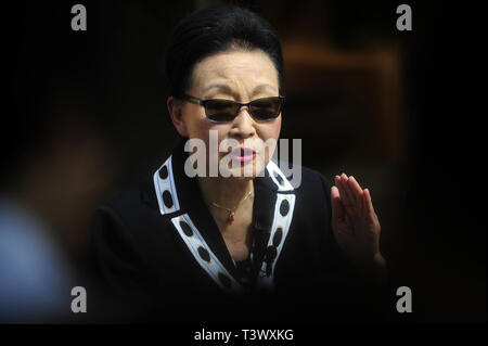 Hillsborough, CA, USA. Apr 11, 2019. Hillsborough, CA, É.-U. - propriétaire de maison, Florence Fang, a parlé de la souffrance la ville a causé par sa lutte constamment avec ses désirs pour décorer sa cour. Credit : Eaux Neal/ZUMA/Alamy Fil Live News Banque D'Images