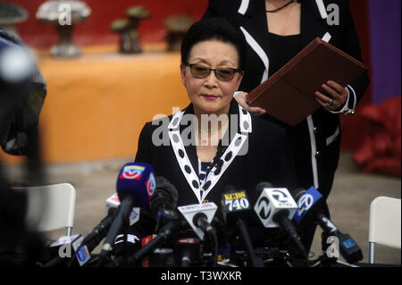 Hillsborough, CA, USA. Apr 11, 2019. Hillsborough, CA, É.-U. - les médias locaux et nationaux sont venus couvrir l'annonce d'une action judiciaire contre la ville de Hillsborough par Flintstone propriétaire Florence Fang. Credit : Eaux Neal/ZUMA/Alamy Fil Live News Banque D'Images