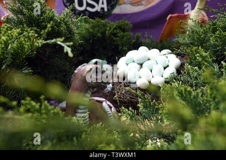 Hillsborough, CA, USA. Apr 11, 2019. Hillsborough, CA, États-Unis - bien que l'actuel est une collection variée la grande fête à thème les années 60, époque de la caricature du Flinstone. Credit : Eaux Neal/ZUMA/Alamy Fil Live News Banque D'Images