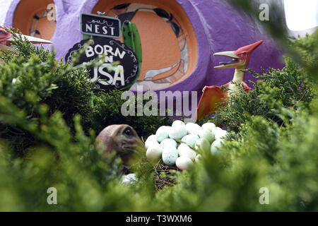 Hillsborough, CA, USA. Apr 11, 2019. Hillsborough, CA, États-Unis - bien que l'actuel est une collection variée la grande fête à thème les années 60, époque de la caricature du Flinstone. Credit : Eaux Neal/ZUMA/Alamy Fil Live News Banque D'Images