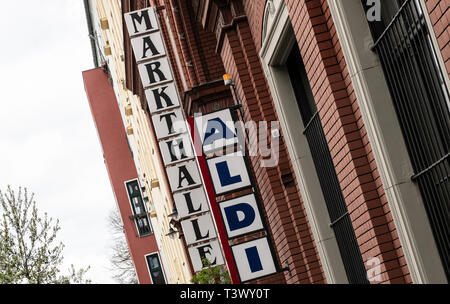 Berlin, Allemagne. Apr 11, 2019. Le lettrage "Aldi" et "arkthalle' comme des signes peut être vu à Markthalle Neun. L'Aldi dans le Markthalle Neun dans Kreuzberg est de donner cours. Les résidents de façon inattendue debout pour ses déplacements. (Sur 'le mal du monde à Berlin - Öko-Kiez Kreuzberger lutte pour Aldi') Crédit : Paul Zinken/dpa/Alamy Live News Banque D'Images