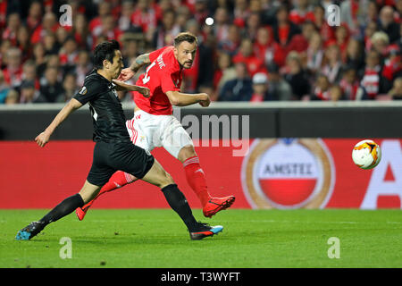 Makoto Hasebe de Eintracht Frankfurt (L) rivalise pour le bal avec Haris Seferovic de SL Benfica (R) au cours de l'UEFA Europa League 2018/2019 match de football entre SL Benfica vs Eintracht Francfort. (Score final : SL Benfica 4 - 2 Eintracht Frankfurt) Banque D'Images