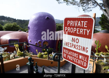 Hillsborough, Californie, USA. Apr 11, 2019. La Flintstone House dans la région de la baie ville de Hillsborough a été dans une bataille juridique avec la commission de planification de la ville de cour sur les décorations pour mois. Jeudi, le propriétaire de la maison, a annoncé ses dernières actions juridiques contre la ville dans les tribunaux d'état et fédéraux. Credit : Eaux Neal/ZUMA/Alamy Fil Live News Banque D'Images