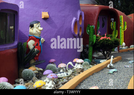 Hillsborough, Californie, USA. Apr 11, 2019. Bien que les décors sont une collection variée la grande fête à thème les années 60, époque de la caricature du Flinstone. Credit : Eaux Neal/ZUMA/Alamy Fil Live News Banque D'Images