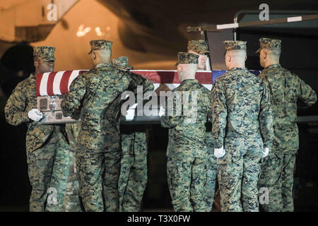 Wilmington, DE, USA. Apr 11, 2019. Un Corps des Marines américains de l'équipe réaliser les transferts de personnel demeure le Sgt. CHRISTOPHER K.A. SLUTMAN, 43 ans, de Newark, Delaware pendant un transfert digne à Dover Air Force Base Jeudi, Avril 11, 2019, dans la région de Dover, DE. Le Sgt. Slutman est décédé le 8 avril tandis que des opérations de combat dans la province de Parwan, à l'Afghanistan. Credit : Saquan Stimpson/ZUMA/Alamy Fil Live News Banque D'Images