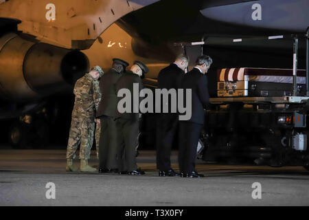 Wilmington, DE, USA. Apr 11, 2019. Un Corps des Marines américains de l'équipe réaliser les transferts de personnel demeure le Sgt. CHRISTOPHER K.A. SLUTMAN, 43 ans, de Newark, Delaware pendant un transfert digne à Dover Air Force Base Jeudi, Avril 11, 2019, dans la région de Dover, DE. Le Sgt. Slutman est décédé le 8 avril tandis que des opérations de combat dans la province de Parwan, à l'Afghanistan. Credit : Saquan Stimpson/ZUMA/Alamy Fil Live News Banque D'Images