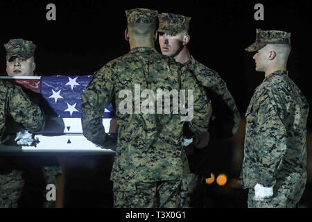 Wilmington, DE, USA. Apr 11, 2019. Un Corps des Marines américains de l'équipe réaliser les transferts de personnel demeure le Sgt. CHRISTOPHER K.A. SLUTMAN, 43 ans, de Newark, Delaware pendant un transfert digne à Dover Air Force Base Jeudi, Avril 11, 2019, dans la région de Dover, DE. Le Sgt. Slutman est décédé le 8 avril tandis que des opérations de combat dans la province de Parwan, à l'Afghanistan. Credit : Saquan Stimpson/ZUMA/Alamy Fil Live News Banque D'Images