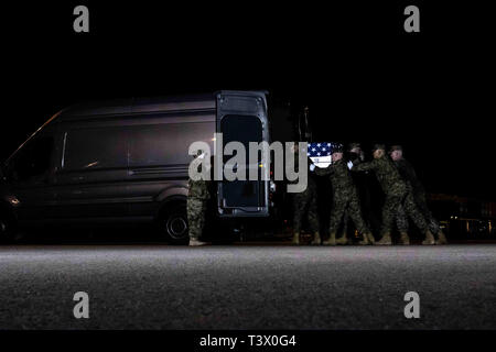 Wilmington, DE, USA. Apr 11, 2019. Un Corps des Marines américains de l'équipe réaliser les transferts de personnel demeure le Sgt. CHRISTOPHER K.A. SLUTMAN, 43 ans, de Newark, Delaware pendant un transfert digne à Dover Air Force Base Jeudi, Avril 11, 2019, dans la région de Dover, DE. Le Sgt. Slutman est décédé le 8 avril tandis que des opérations de combat dans la province de Parwan, à l'Afghanistan. Credit : Saquan Stimpson/ZUMA/Alamy Fil Live News Banque D'Images