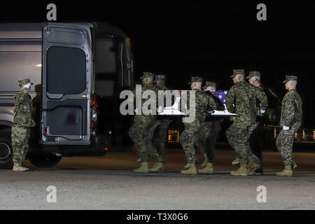 Wilmington, DE, USA. Apr 11, 2019. Un Corps des Marines américains de l'équipe réaliser les transferts de personnel demeure le Sgt. CHRISTOPHER K.A. SLUTMAN, 43 ans, de Newark, Delaware pendant un transfert digne à Dover Air Force Base Jeudi, Avril 11, 2019, dans la région de Dover, DE. Le Sgt. Slutman est décédé le 8 avril tandis que des opérations de combat dans la province de Parwan, à l'Afghanistan. Credit : Saquan Stimpson/ZUMA/Alamy Fil Live News Banque D'Images