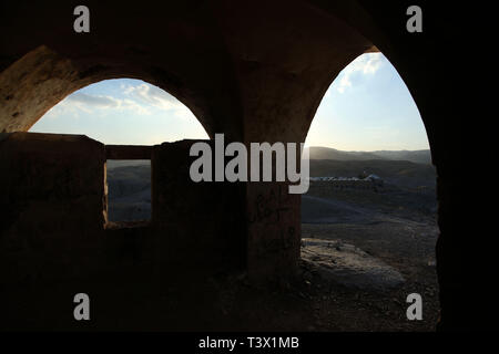 Jéricho, en Cisjordanie, en territoire palestinien. Apr 11, 2019. Une photo prise le 11 avril 2019, montre la sainte mosquée de Nabi Musa, où le tombeau du prophète Moïse est censé pour être placés, dans le désert de Judée soigné de la ville de Jéricho en Cisjordanie Crédit : Shadi Jarar'Ah/APA/Images/fil ZUMA Alamy Live News Banque D'Images