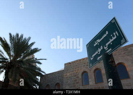 Jéricho, en Cisjordanie, en territoire palestinien. Apr 11, 2019. Une photo prise le 11 avril 2019, montre la sainte mosquée de Nabi Musa, où le tombeau du prophète Moïse est censé pour être placés, dans le désert de Judée soigné de la ville de Jéricho en Cisjordanie Crédit : Shadi Jarar'Ah/APA/Images/fil ZUMA Alamy Live News Banque D'Images