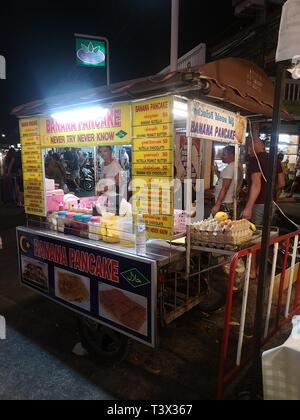 05 mars 2019, la Thaïlande, Karon Beach : un stand offrant le dessert traditionnel thaïlandais "Roti" au marché du temple dans la plage de Karon. L 'pancake' est disponible dans différents matériaux. La recette est d'origine musulmane, de sorte qu'également les vendeurs de rue rouge appartiennent souvent à la minorité musulmane de la Thaïlande. Le temple marché de plusieurs jours a toujours lieu autour de la fête bouddhiste Magha Puja. En ce jour, l'Eveillé est dit avoir livré un important premier sermon. Le marché de nuit est populaire auprès des touristes et des Thaïlandais. À côté de souvenirs et de faux produits il y a de nombreux stands de nourriture thaïe specialités Banque D'Images