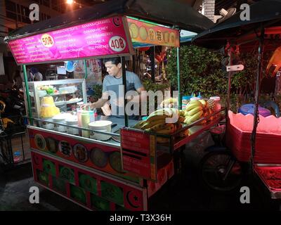 25 février 2019, la Thaïlande, Karon Beach : un stand offrant le dessert traditionnel thaïlandais "Roti" au marché du temple dans la plage de Karon. L 'pancake' est disponible dans différents matériaux. La recette est d'origine musulmane, de sorte qu'également les vendeurs de rue rouge appartiennent souvent à la minorité musulmane de la Thaïlande. Le temple marché de plusieurs jours a toujours lieu autour de la fête bouddhiste Magha Puja. En ce jour, l'Eveillé est dit avoir livré un important premier sermon. Le marché de nuit est populaire auprès des touristes et des Thaïlandais. À côté de souvenirs et de faux produits il y a de nombreux stands de nourriture thaïe et Banque D'Images