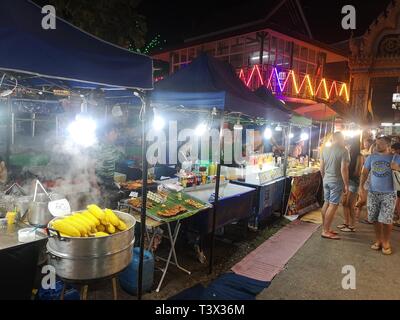 05 mars 2019, la Thaïlande, Karon Beach : Cookshops et stands de nourriture au marché du temple dans la plage de Karon. Le temple marché de plusieurs jours a toujours lieu autour de la fête bouddhiste Magha Puja. En ce jour, l'Eveillé est dit avoir livré un important premier sermon. Le marché de nuit est populaire auprès des touristes et des Thaïlandais. À côté de souvenirs et de faux produits il y a de nombreux stands de nourriture thaïe spécialités. Le marché du temple est situé dans la zone d'un temple à Karon. Une version plus petite du marché a lieu au même endroit l'ensemble de l'année comme un marché hebdomadaire. Photo : Alexandra Schuler/ Banque D'Images