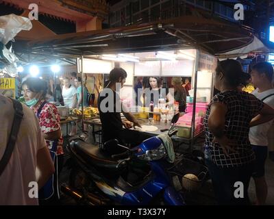 26 février 2019, la Thaïlande, Karon Beach : un stand offrant le dessert traditionnel thaïlandais "Roti" au marché du temple dans la plage de Karon. L 'pancake' est disponible dans différents matériaux. La recette est d'origine musulmane, de sorte qu'également les vendeurs de rue rouge appartiennent souvent à la minorité musulmane de la Thaïlande. Le temple marché de plusieurs jours a toujours lieu autour de la fête bouddhiste Magha Puja. En ce jour, l'Eveillé est dit avoir livré un important premier sermon. Le marché de nuit est populaire auprès des touristes et des Thaïlandais. À côté de souvenirs et de faux produits il y a de nombreux stands de nourriture thaïe et Banque D'Images