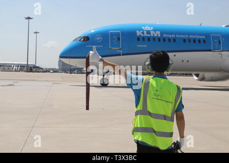 Beijing, Chine. 12 avr, 2019. Un employé de la maintenance en ligne Beijing montres International un vol décollant à Beijing, capitale de la Chine, août18, 2017. Source : Xinhua/Alamy Live News Banque D'Images