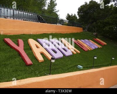 Hillsborough, USA. Apr 11, 2019. Les lettres 'film français réalisé par Claude Berri Yabba Doo !' se trouve en face d'une chambre dans une peinture colorée de style inhabituel à Hillsborough près de San Francisco. Une californienne décoré sa maison avec inhabituelle Flintstone dinosaures d'un mètre de haut et d'autres chiffres. Pour certains fonctionnaires de la ville à cet endroit qui en jette, c'est une tache. Maintenant la construction litige est d'aller en cour. Crédit : Barbara Munker/dpa/Alamy Live News Banque D'Images