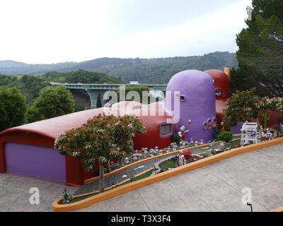 Hillsborough, USA. Apr 11, 2019. Vue d'une maison peintes de couleurs vives en construction inhabituelle dans la région de Hillsborough près de San Francisco. Une californienne décoré sa maison avec inhabituelle Flintstone dinosaures d'un mètre de haut et d'autres chiffres. Pour certains fonctionnaires de la ville à cet endroit qui en jette, c'est une tache. Maintenant la construction litige est d'aller en cour. Crédit : Barbara Munker/dpa/Alamy Live News Banque D'Images