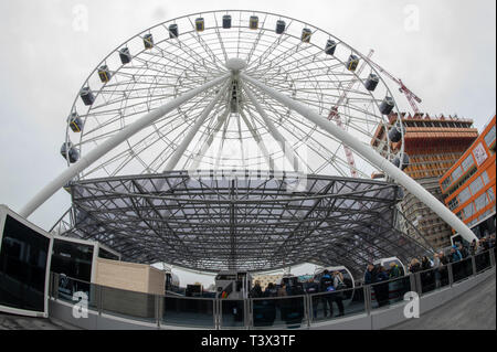 12 avril 2019, Bavaria, Munich : la grande roue "Munich" Hi-Sky s'élève dans le ciel pendant la performance. Sur le 20.04.2019 en Allemagne plus grande roue est ouvert selon l'organisateur. Photo : Peter Kneffel/dpa Banque D'Images