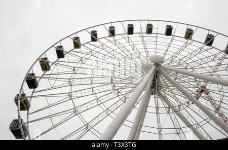 12 avril 2019, Bavaria, Munich : la grande roue "Munich" Hi-Sky s'élève dans le ciel pendant la performance. Sur le 20.04.2019 en Allemagne plus grande roue est ouvert selon l'organisateur. Photo : Peter Kneffel/dpa Banque D'Images