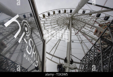 12 avril 2019, Bavaria, Munich : la grande roue "Munich" Hi-Sky se reflète dans un disque. Sur le 20.04.2019 en Allemagne plus grande roue est ouvert selon l'organisateur. Photo : Peter Kneffel/dpa Banque D'Images