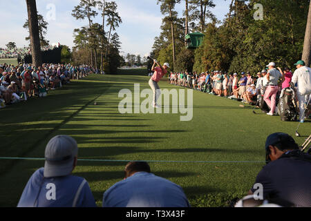 England's Justin Rose tees off au 18e trou lors du premier tour des Masters 2019 Tournoi de golf annuel de l'Augusta National Golf Club à Augusta, Géorgie, Etats-Unis, le 11 avril 2019. Credit : Koji Aoki/AFLO SPORT/Alamy Live News Banque D'Images