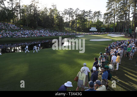 United States' Jordan Spieth et Brooks Koepka marcher sur le 16e trou lors du premier tour des Masters 2019 Tournoi de golf annuel de l'Augusta National Golf Club à Augusta, Géorgie, Etats-Unis, le 11 avril 2019. Credit : Koji Aoki/AFLO SPORT/Alamy Live News Banque D'Images