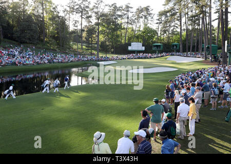 United States' Jordan Spieth et Brooks Koepka marcher sur le 16e trou lors du premier tour des Masters 2019 Tournoi de golf annuel de l'Augusta National Golf Club à Augusta, Géorgie, Etats-Unis, le 11 avril 2019. Credit : Koji Aoki/AFLO SPORT/Alamy Live News Banque D'Images