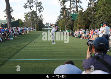 United States' Jordan Spieth tees off au 18e trou lors du premier tour des Masters 2019 Tournoi de golf annuel de l'Augusta National Golf Club à Augusta, Géorgie, Etats-Unis, le 11 avril 2019. Credit : Koji Aoki/AFLO SPORT/Alamy Live News Banque D'Images