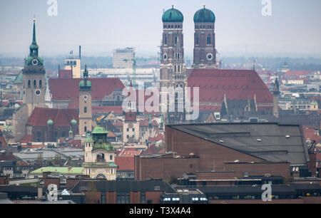 12 avril 2019, Bavaria, Munich : une vue depuis une télécabine de la nouvelle roue géante 'Hi-Sky Munich" offre un panorama sur la capitale bavaroise. De gauche à droite, vous pouvez voir les tours de la 'Changer', la 'pierre' Heiliggeistkirche, l'ancien et le nouvel hôtel de ville ainsi que les deux tours de l'église Frauenkirche, tandis qu'au premier plan vous pouvez voir la "üllersche Volksbad' (l) et le Gasteig (r). Sur le 20.04.2019 en Allemagne plus grande roue est ouvert selon l'organisateur. Photo : Peter Kneffel/dpa Banque D'Images