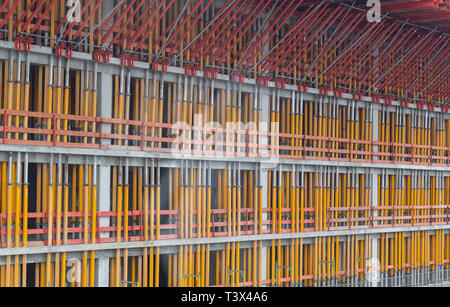 12 avril 2019, Bavaria, Munich : jaune et rouge prend en charge la queue sur la façade d'un nouveau haut-lieu de la capitale de l'état bavarois. Photo : Peter Kneffel/dpa Banque D'Images