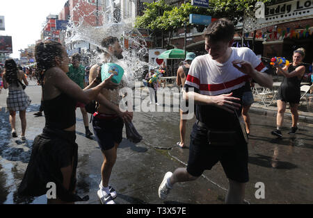 12 avril 2019 - Bangkok, Thaïlande - un touriste vu verser de l'eau à un homme pendant le festival..Le festival de Songkran, également connu sous le nom de la fête de l'eau, marque le début de la Thaïlande est le Nouvel An traditionnel et que l'on croit pour laver la malchance. (Crédit Image : © Chaiwat Subprasm/SOPA des images à l'aide de Zuma sur le fil) Banque D'Images