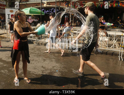 12 avril 2019 - Bangkok, Thaïlande - un touriste vu verser de l'eau à un homme pendant le festival..Le festival de Songkran, également connu sous le nom de la fête de l'eau, marque le début de la Thaïlande est le Nouvel An traditionnel et que l'on croit pour laver la malchance. (Crédit Image : © Chaiwat Subprasm/SOPA des images à l'aide de Zuma sur le fil) Banque D'Images