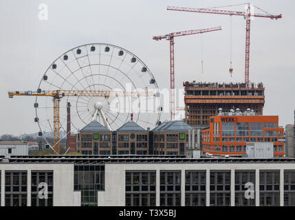 12 avril 2019, Bavaria, Munich : La Riesenrad 'Hi-Sky München' s'élève au-dessus des toits des bâtiments adjacents. Sur le 20.04.2019 en Allemagne plus grande roue est ouvert selon l'organisateur. Photo : Peter Kneffel/dpa Banque D'Images