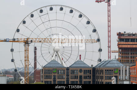 12 avril 2019, Bavaria, Munich : La Riesenrad 'Hi-Sky München' s'élève au-dessus des toits des bâtiments adjacents. Sur le 20.04.2019 en Allemagne plus grande roue est ouvert selon l'organisateur. Photo : Peter Kneffel/dpa Banque D'Images