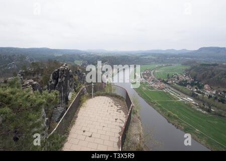 Lohmen, Allemagne. 12 avr, 2019. Vue sur la partie privée de l'Basteifelsens dans la Suisse saxonne. Depuis l'avant de dix mètres de la roche poreuse ne sont pas accessibles, une plate-forme d'observation doit être construit pour environ 2,5 millions d'euros. Credit : Sebastian Kahnert/dpa-Zentralbild/dpa/Alamy Live News Banque D'Images