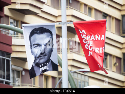 Las Palmas, Gran Canaria, Îles Canaries, Espagne. 12 avril 2019. Des affiches électorales décorent les rues de Las Palmas le premier jour de la campagne à venir de l'élection générale en Espagne le 28 avril 2019. Sur la photo : affiche de campagne pour l'actuel premier ministre, Pedro Sanchez du PSOE parti. Credit : ALAN DAWSON/Alamy Live News Banque D'Images