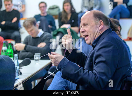 Hambourg, Allemagne. 12 avr, 2019. Stephan Lebert, journaliste à 'Die Zeit', prend la parole à l'atelier Reporter du Spiegel Verlag sur le thème "Fraude à la rédaction - comment traiter avec lui' sur le podium. Le non-public reporter atelier traite de la forme du texte, reportage critique, utilisation de la vidéo et les médias sociaux. Axel Heimken Crédit :/dpa/Alamy Live News Banque D'Images