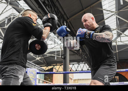 Londres, Royaume-Uni. 12 avr, 2019. L'Australie est l'ancien champion du monde poids lourds WBA Lucas Browne avec son manager au cours de l'entraînement Public Allen-Browne au Vieux Marché de Spitalfields Le vendredi 12 avril 2019. Londres en Angleterre. (Usage éditorial uniquement, licence requise pour un usage commercial. Aucune utilisation de pari, de jeux ou d'un seul club/ligue/dvd publications.) Crédit : Taka G Wu/Alamy Live News Banque D'Images