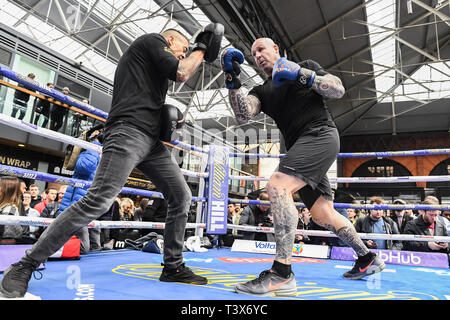 Londres, Royaume-Uni. 12 avr, 2019. L'Australie est l'ancien champion du monde poids lourds WBA Lucas Browne avec son manager au cours de l'entraînement Public Allen-Browne au Vieux Marché de Spitalfields Le vendredi 12 avril 2019. Londres en Angleterre. (Usage éditorial uniquement, licence requise pour un usage commercial. Aucune utilisation de pari, de jeux ou d'un seul club/ligue/dvd publications.) Crédit : Taka G Wu/Alamy Live News Banque D'Images